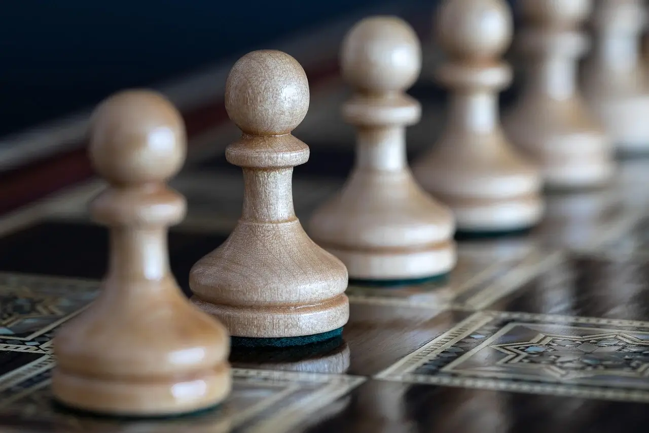 Chess pawns illustrating en passant